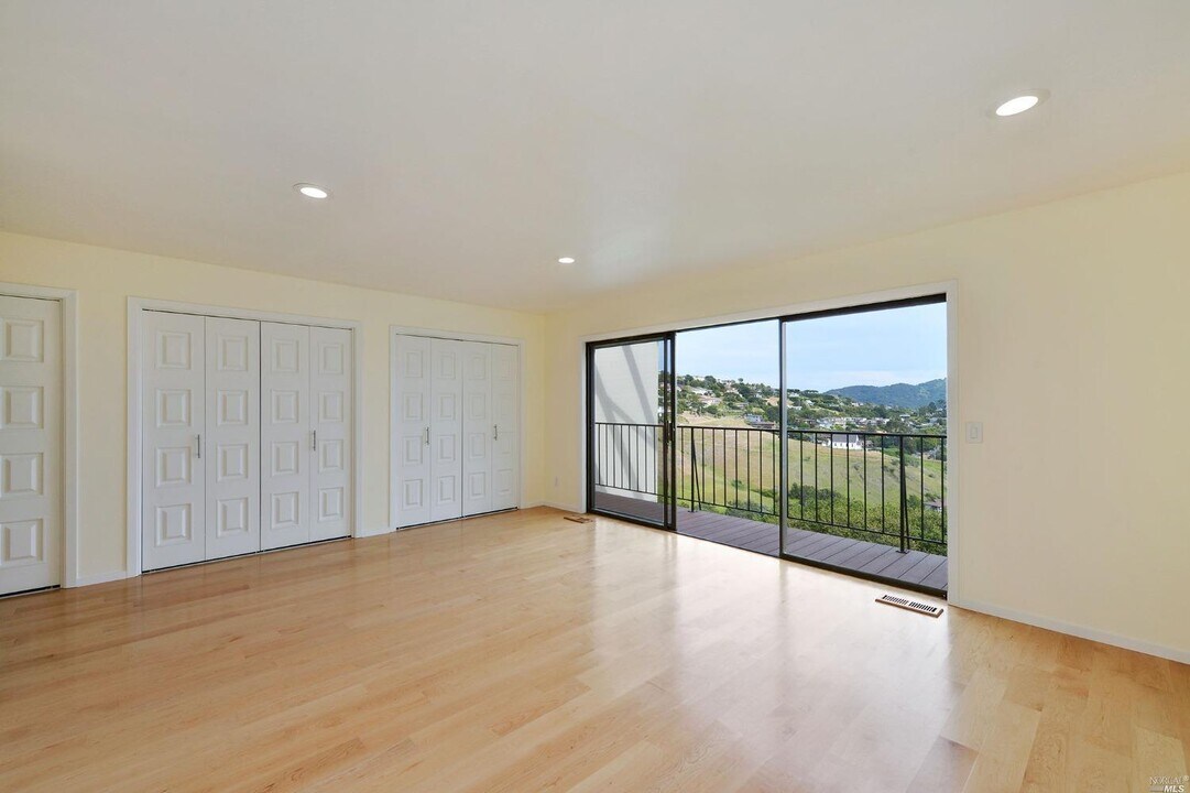 102 Red Hill Cir in Tiburon, CA - Building Photo