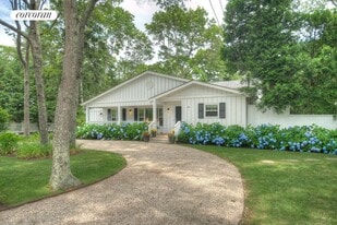 96 Wainscott NW Rd in Wainscott, NY - Building Photo