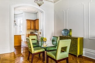 325 Montgomery St in Jersey City, NJ - Building Photo - Building Photo