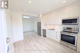 784 College St in Toronto, ON - Building Photo - Building Photo