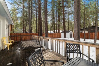 880 Los Angeles Ave in South Lake Tahoe, CA - Building Photo - Building Photo