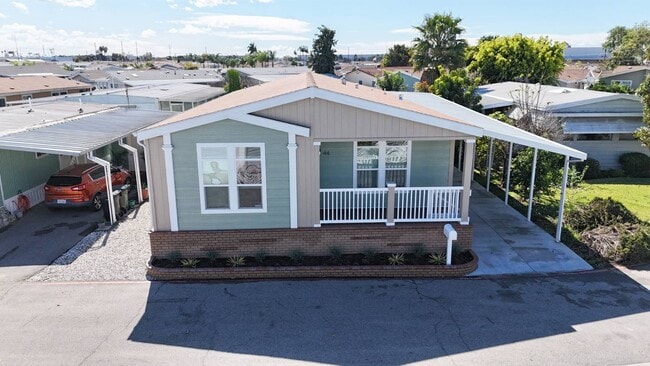 44 Pine Via in Anaheim, CA - Building Photo - Building Photo