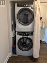 245 Davisville Ave in Toronto, ON - Building Photo - Building Photo