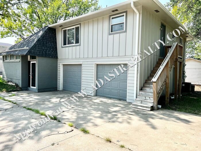 6042 Pflumm Rd in Shawnee, KS - Building Photo