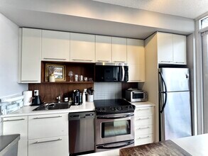 25 Carlton St. in Toronto, ON - Building Photo - Building Photo