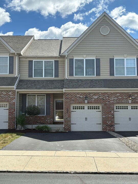 906 Blue Meadow Dr in Trooper, PA - Building Photo