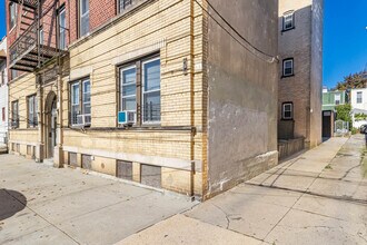 74-11 88th Rd in New York, NY - Foto de edificio - Building Photo