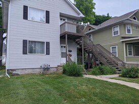 912-914 E Jefferson St in Iowa City, IA - Building Photo