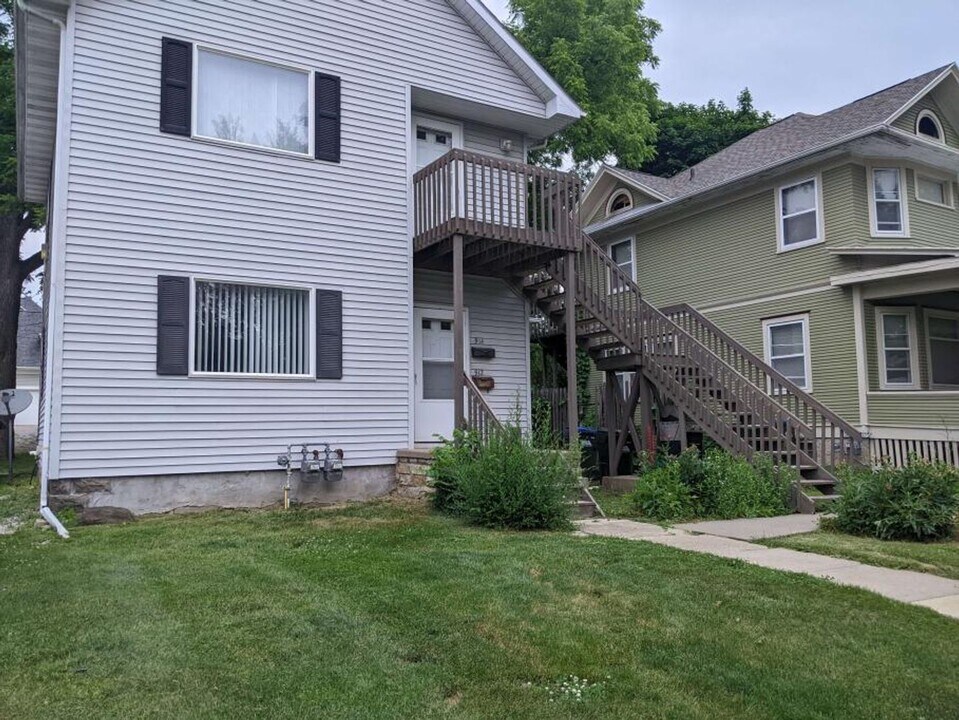 912-914 E Jefferson St in Iowa City, IA - Building Photo