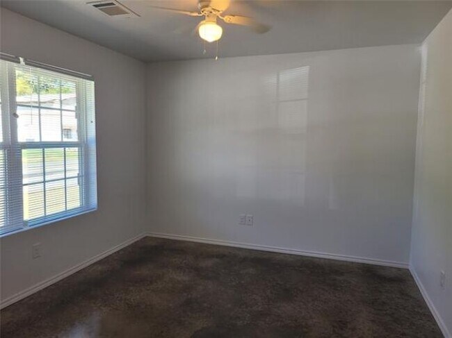 905 W 7th St in Bonham, TX - Building Photo - Building Photo