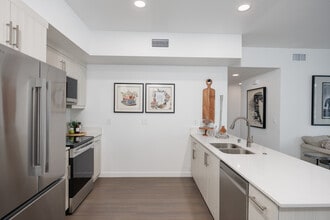 Vadara West in San Diego, CA - Building Photo - Building Photo