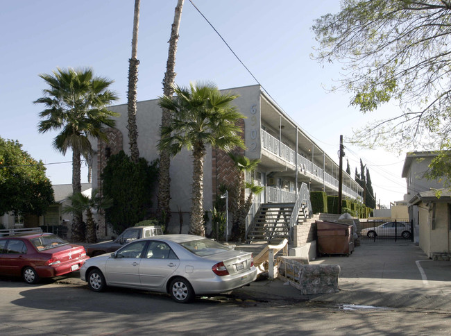 6902 Vesper Ave in Van Nuys, CA - Foto de edificio - Building Photo