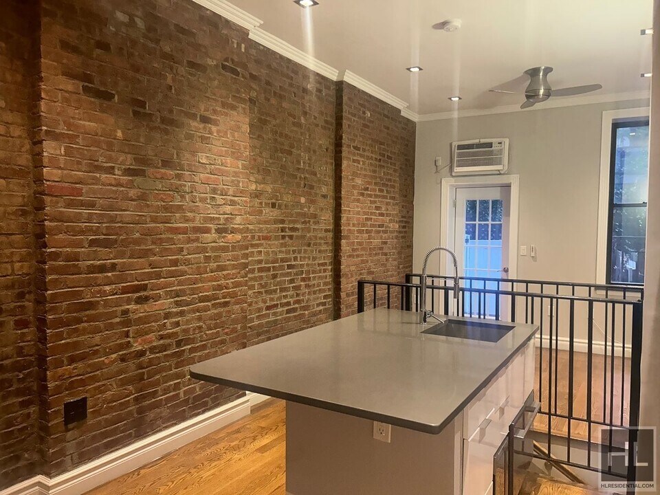 Mott Street in New York, NY - Building Photo