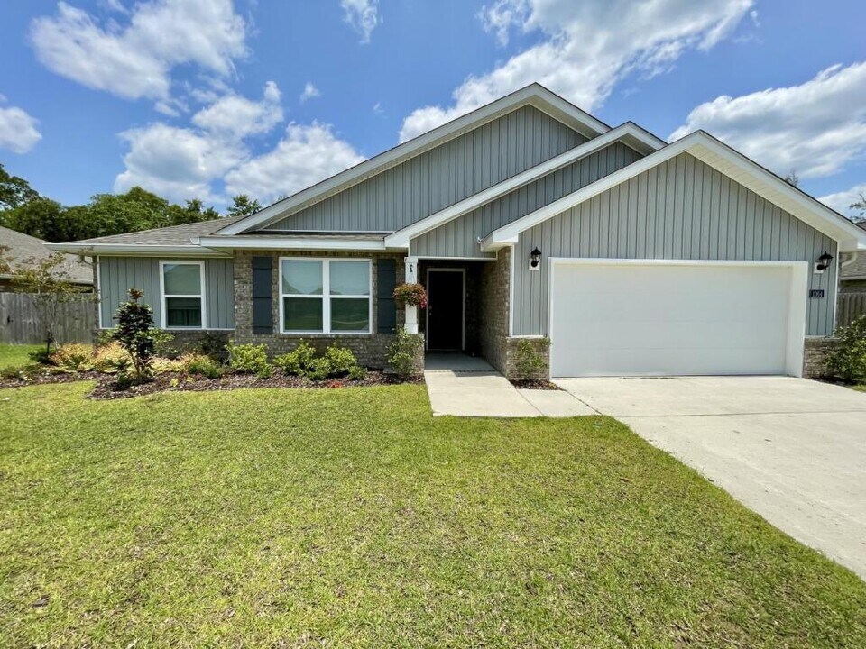 1064 Enclave Cir in Long Beach, MS - Building Photo