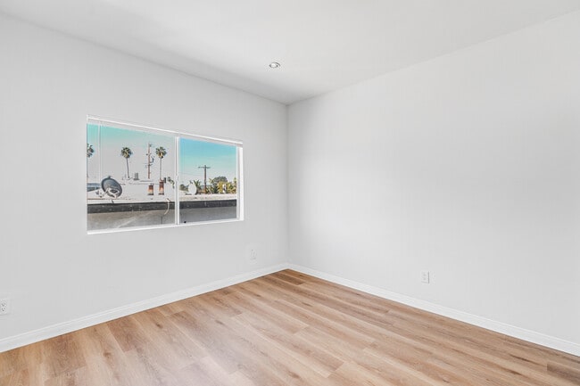 4034 Redwood Ave in Los Angeles, CA - Building Photo - Building Photo