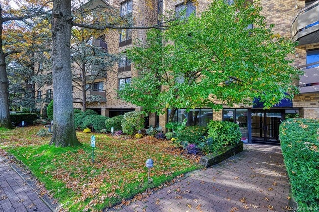 141 Great Neck Rd in Great Neck, NY - Building Photo - Building Photo