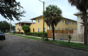 Palm Court Apartments in St. Petersburg, FL - Building Photo - Building Photo
