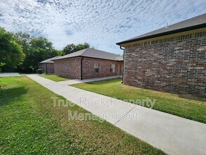 416 E 13th St in Ada, OK - Foto de edificio - Building Photo
