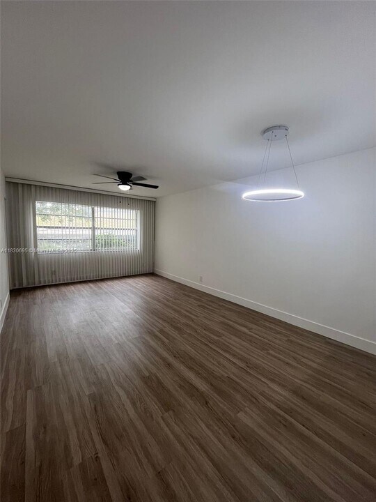 5111 W Oakland Park Blvd in Lauderdale Lakes, FL - Building Photo