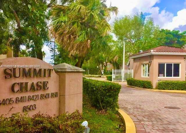 8501 NW 8th St in Miami, FL - Building Photo