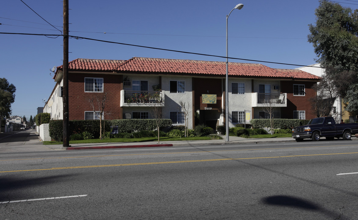 JKP Apartments in Tarzana, CA - Foto de edificio