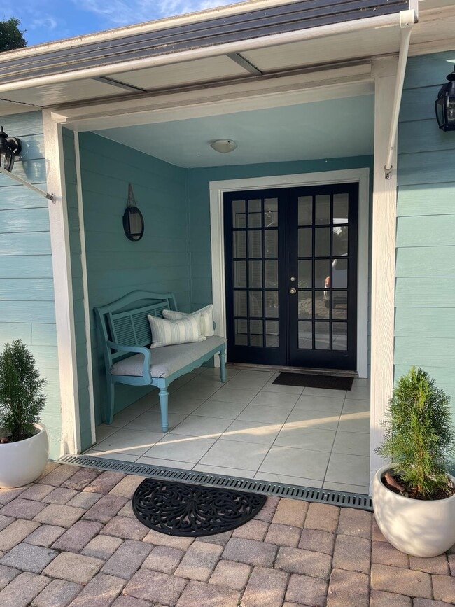 2011 Delmar Ave in Vero Beach, FL - Foto de edificio - Building Photo