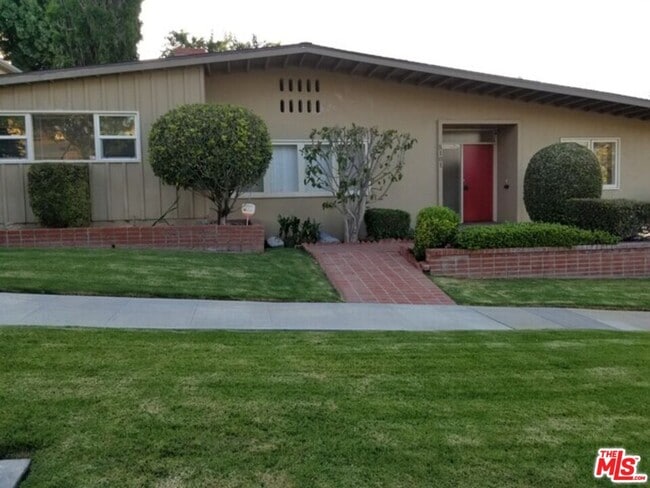 property at 5101 Presidio Dr