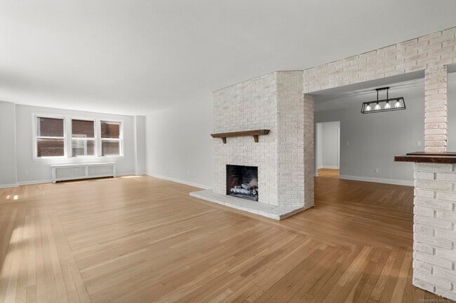 1070 Whitney Ave in Hamden, CT - Foto de edificio - Building Photo