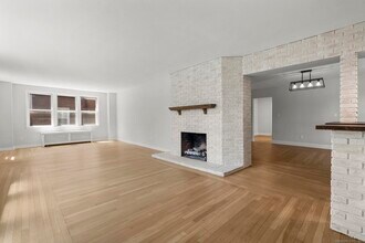 1070 Whitney Ave in Hamden, CT - Building Photo - Building Photo