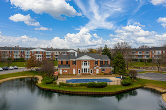 Versailles on the Lakes Schaumburg in Schaumburg, IL - Building Photo - Building Photo