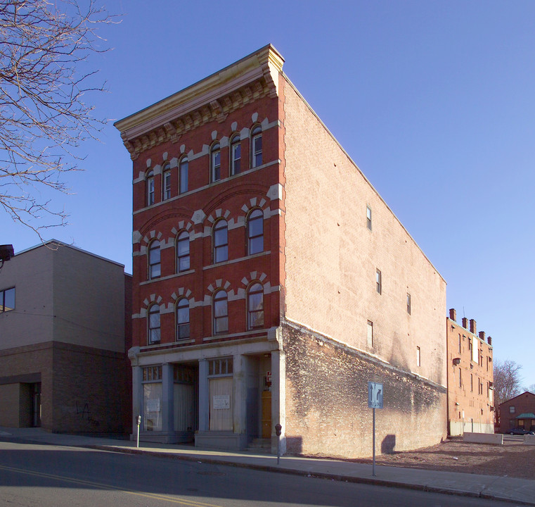 525-527 Dwight St in Holyoke, MA - Building Photo