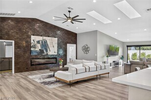 363 E Robindale Rd in Las Vegas, NV - Building Photo