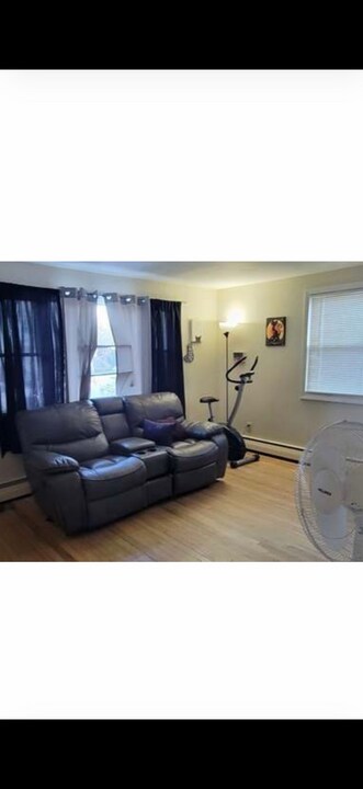 138 Draper St, Unit Draper street left side in Springfield, MA - Foto de edificio