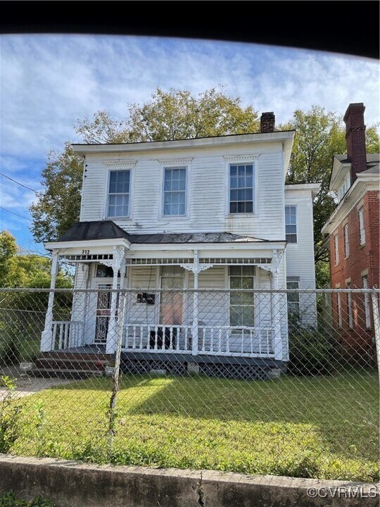 712 W Washington St in Petersburg, VA - Building Photo