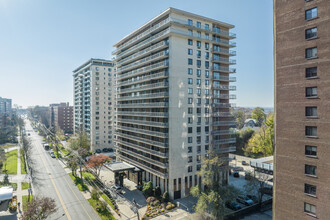 Eiffel Tower in Hackensack, NJ - Foto de edificio - Building Photo