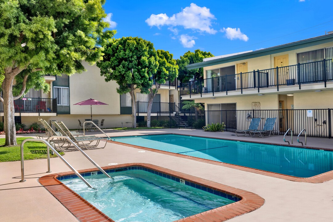 Casa de Oro Apartments in Torrance, CA - Building Photo