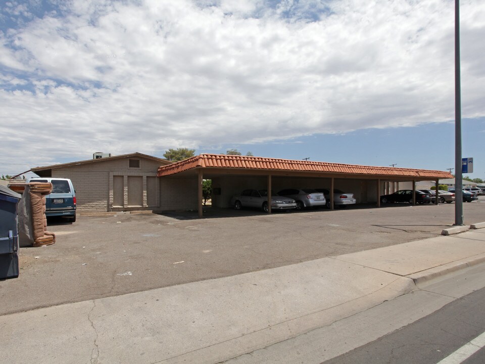 1432 E Broadway in Mesa, AZ - Foto de edificio