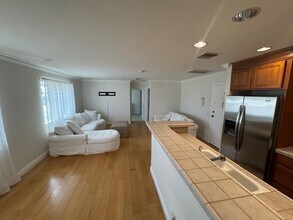 1510 S Barrington Ave, Unit 203 in Los Angeles, CA - Building Photo - Building Photo