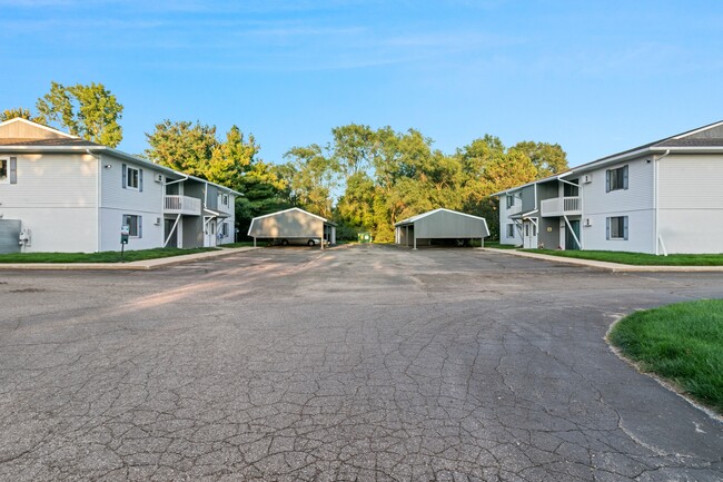 Center Court Apartments in Lowell, MI - Building Photo - Building Photo