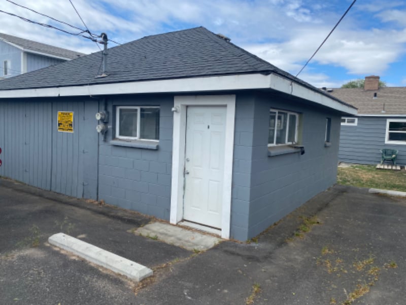 1033 W Columbia Ave in Moses Lake, WA - Building Photo