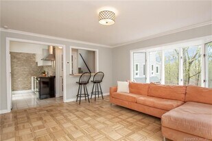 241 Maple Rd in Easton, CT - Building Photo