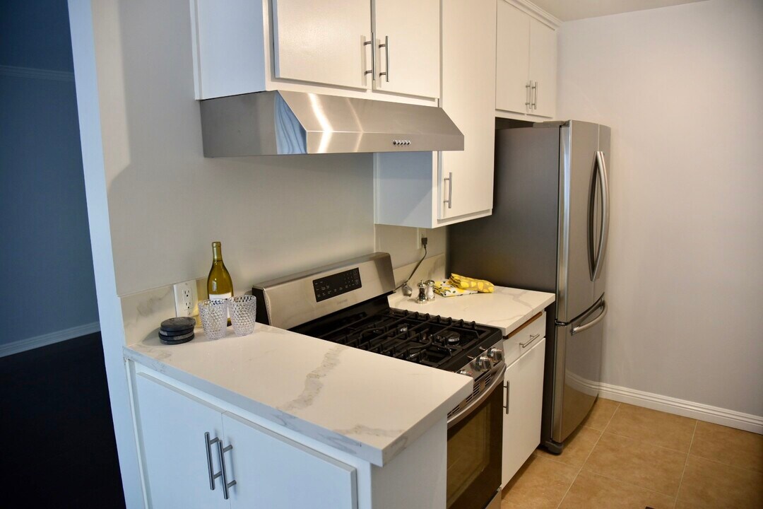 1814 N Serrano Ave in Los Angeles, CA - Building Photo