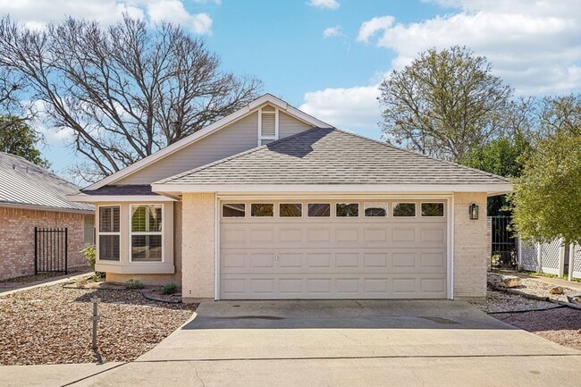 127 Terrace Ln in Kerrville, TX - Building Photo - Building Photo