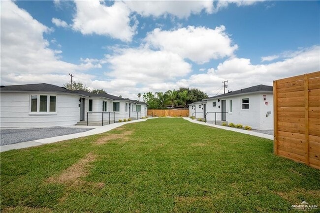 802 Redwood Ave, Unit 3 in McAllen, TX - Building Photo - Building Photo