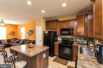 818 Croggan Cres in Glen Burnie, MD - Building Photo - Building Photo
