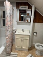 618 Leonard Ave, Unit Upper in Dekalb, IL - Foto de edificio - Building Photo