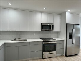 161 Bentley Dr in Miami Springs, FL - Building Photo