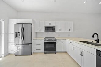 2414 SE 21st St in Homestead, FL - Building Photo - Building Photo