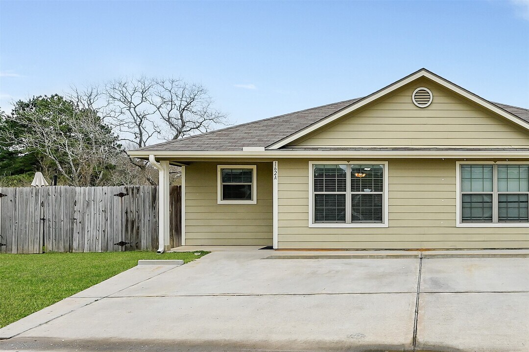 170 S Bend Dr in Willis, TX - Building Photo