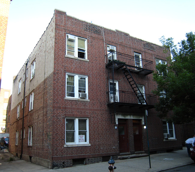 43-28 40th St